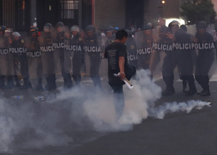 -FOTODELDÍA- AME4264. LIMA (PERÚ), 04/01/2023.- Manifestantes se enfrentan con miembros de la Policía durante una protesta en demanda de la renuncia de la presidenta Dina Boluarte y el cierre del Congreso, así como la convocatoria a elecciones generales y a una asamblea constituyente hoy, en Lima (Perú). Las protestas en Perú comenzaron en diciembre pasado, luego de que Boluarte asumiera la Presidencia por sucesión constitucional, tras la destitución de Pedro Castillo por intentar cerrar el Legislativo, intervenir en la judicatura y gobernar por decreto. EFE/ Paolo Aguilar
