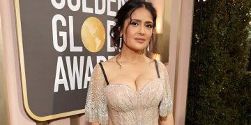 ¡Más mexicana que nunca! Salma Hayek se roba las miradas en los Globos de Oro
