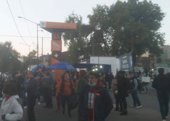 Reportan apagón y desalojo de tren en estación San Joaquín