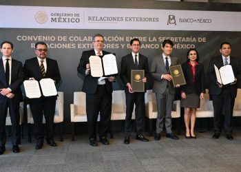 SRE y Banxico firman convenio para la aceptación de matrículas consulares y pasaportes en bancos