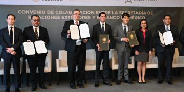 SRE y Banxico firman convenio para la aceptación de matrículas consulares y pasaportes en bancos