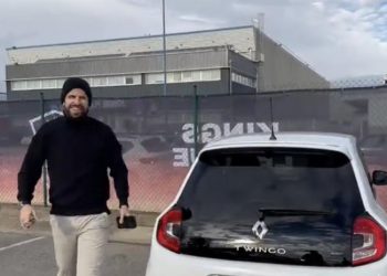 Piqué se pasa al Twingo en respuesta a Shakira