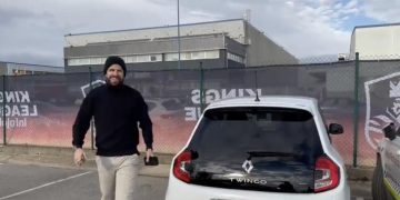 Piqué se pasa al Twingo en respuesta a Shakira