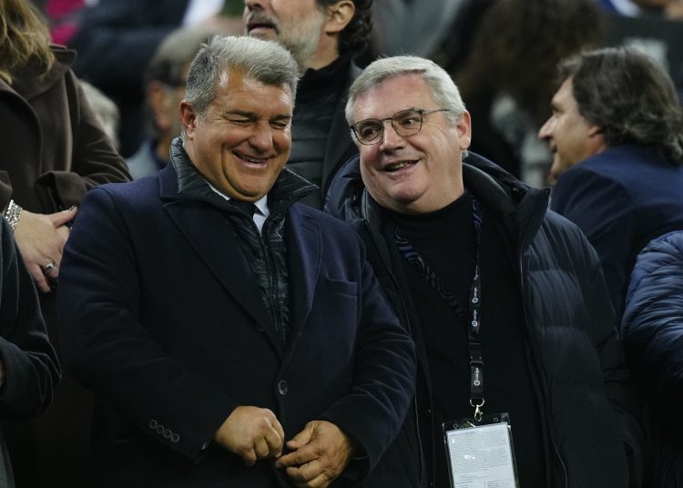 BARCELONA, 19/02/2023.- Los presidentes del FC Barcelona, Joan Laporta (i) y del Cádiz, Manuel Vizcaino, antes del inicio del encuentro correspondiente a la jornada 22 que disputan hoy Domingo en el estadio del Camp Nou, en Barcelona. EFE / Enric Fontcuberta.