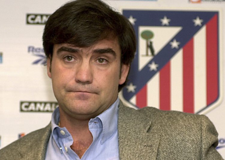 MADRID, 09/02/2023.- Fotografía de archivo fechada el 10 de octubre de 2000 que muestra a Marcos Alonso Mendoza durante su presentación como entrenador del Atlético de Madrid, en Madrid. Alonso Peña, padre del defensa del FC Barcelona Marcos Alonso Mendoza, ha fallecido este jueves a los 63 años tras una larga enfermedad. EFE/ Juan M. Espinosa