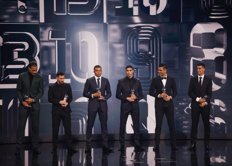 Paris (France), 27/02/2023.- (L-R) Dutch soccer player Virgil van Dijk of FC Liverpool, Argentinian soccer player Lionel Messi of Paris Saint-Germain FC, French soccer player Kylian Mbappe of Paris Saint-Germain FC, Moroccan soccer player Achraf Hakimi of Paris Saint-Germain FC, Brazilian soccer player Carlos Casemiro of Manchester United FC and Moroccan soccer player Yassine Bounou of Sevilla FC with their FIFA FIFPRO Men's World 11 Award on stage during the The Best FIFA Football Awards 2022 ceremony in Paris, France, 27 February 2023. (Brasil, Francia) EFE/EPA/YOAN VALAT