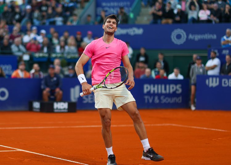 AME5544. BUENOS AIRES (ARGENTINA), 18/02/2023.- El español Carlos Alcaraz se lamenta hoy, ante el español Bernabe Zapata, en un partido de las semifinales del Argentina Open de tenis en Buenos Aires (Argentina). EFE/Juan Ignacio Roncoroni