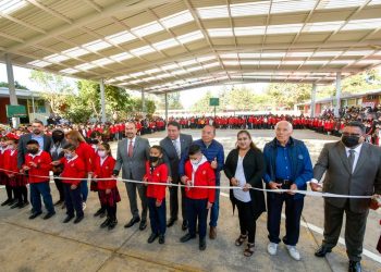 Entrega Pedro Rodríguez techumbre en Primaria Constituyentes 1857-1917 de Atizapán de Zaragoza
