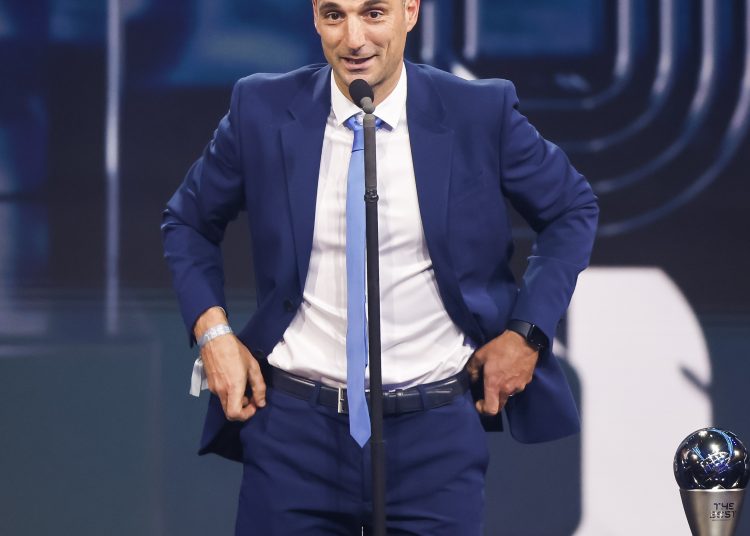 Paris (France), 27/02/2023.- Head coach of Argentinian National Team Lionel Scaloni with his the Best FIFA Men's Coach on stage during the The Best FIFA Football Awards 2022 ceremony in Paris, France, 27 February 2023. (Francia) EFE/EPA/YOAN VALAT