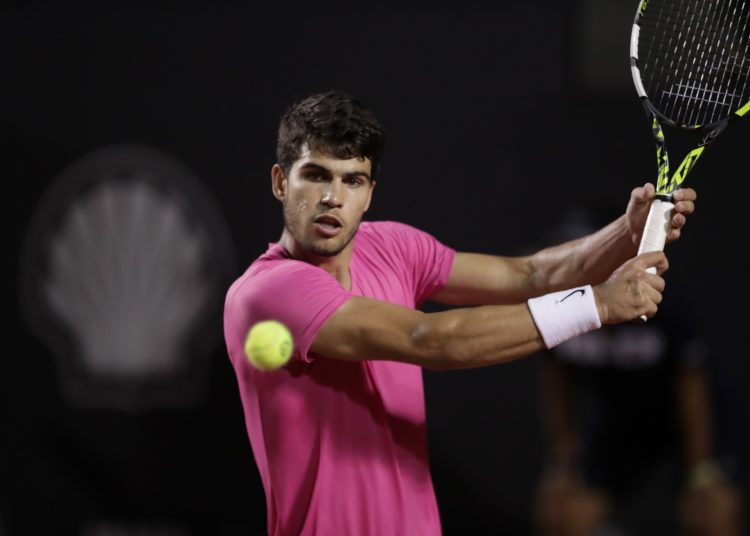 AME7760. RÍO DE JANEIRO (BRASIL), 25/02/2023.- El tenista español Carlos Alcaraz devuelve una bola ante el británico Cameron Norrie hoy, durante el partido de la final del Abierto de tenis de Río, en el Jockey Club Brasileiro de Río de Janeiro (Brasil). EFE/ André Coelho