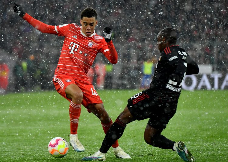 Munich (Germany), 26/02/2023.- Munich's Jamal Musiala (L) in action against Union'Äôs Jerome Roussillon (R) during the German Bundesliga soccer match between FC Bayern Munich and 1. FC Union Berlin in Munich, Germany, 26 February 2023. (Alemania, Roma) EFE/EPA/ANNA SZILAGYI CONDITIONS - ATTENTION: The DFL regulations prohibit any use of photographs as image sequences and/or quasi-video.