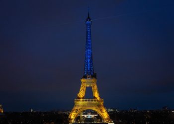 A un año de la invasión, iluminan La Torre Eiffel con los colores de Ucrania