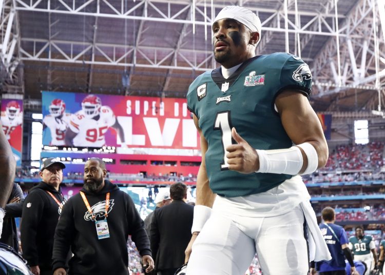 Glendale (United States), 12/02/2023.- Philadelphia Eagles quarterback Jalen Hurts leaves the field after warm ups on the field prior to the start of Super Bowl LVII between the AFC champion Kansas City Chiefs and the NFC champion Philadelphia Eagles at State Farm Stadium in Glendale, Arizona, 12 February 2023. The annual Super Bowl is the Championship game of the NFL between the AFC Champion and the NFC Champion and has been held every year since January of 1967. (Estados Unidos, Filadelfia) EFE/EPA/CAROLINE BREHMAN