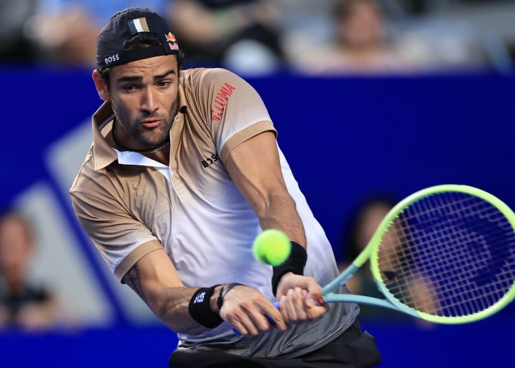 MEX7836. ACAPULCO (MÉXICO), 28/02/2023.- El tenista italiano Matteo Berrettini en acción ante el eslovako Alex Molcan hoy, en un partido del Abierto Mexicano de Tenis 2023, en el balneario de Acapulco, en el estado de Guerrero (México). EFE/ David Guzmán