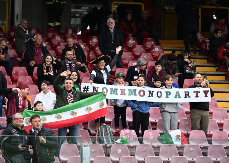 Salerno (Italy), 19/02/2023.- Salernitana'Äôs supporters attend the Italian Serie A soccer match between US Salernitana and SS Lazio, in Salerno, Italy, 19 February 2023. (Italia) EFE/EPA/MASSIMO PICA