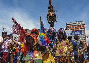 El Carnaval de Brasil regresa a las calles al compás de su gallo gigante