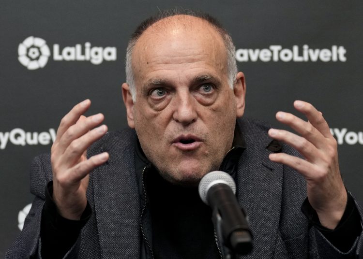BARCELONA, 17/02/2023.- El presidente de LaLiga, Javier Tebas, ofrece declaraciones este viernes en la ciudad deportiva Dani Jarque en Barcelona, en las que aseguró que la patronal de los clubes no denuncia las supuestas irregularidades del caso Negreira porque "la Fiscalía está investigando" y no quiere "entorpecer" la misma porque "podría dilatar el proceso". EFE/ Alejandro García