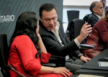 Soslayan senadores del PRI, posible remoción de Osorio Chong como su coordinador, luego de encontronazo con Alito Moreno.