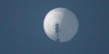 El Pentágono afirma que globo espía sigue sobre EU