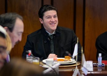 El gobernador de Nuevo León afirma que sí hay agua para planta de Tesla