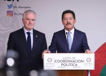 Abrazo de Acatempan parlamentario en San Lázaro entre Santiago Creel e Ignacio Mier.