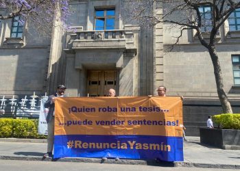 Grupo Plural de Senado se manifestó en la SCJN para exigir la renuncia de Yamín Esquivel