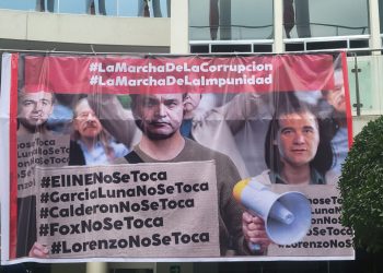 Despliegan senadores de Morena, manta en el senado para descalificar la marcha del 26 de febrero y la ligan con García Luna