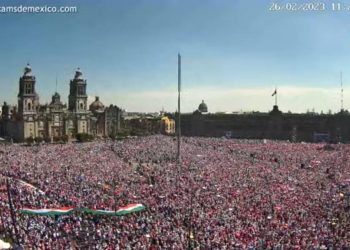 Ciudadanos abarrotan el Zócalo capitalino en defensa de la democracia