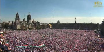 Ciudadanos abarrotan el Zócalo capitalino en defensa de la democracia
