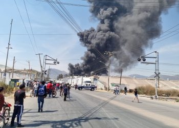 Controlan incendio en fábrica de plásticos en Ecatepec