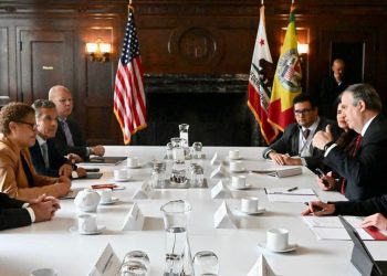 Ebrard y la alcaldesa de Los Ángeles se reúnen con 50 alcaldes de 26 estados de la República