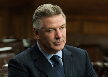 Fiscalía estadounidense rebaja los cargos contra Alec Baldwin