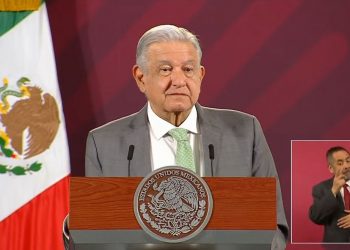 López Obrador defiende a Delfina Gómez tras irregularidades halladas en la SEP