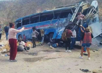 Al menos 13 muertos y 30 heridos deja volcadura de autobús en Puebla