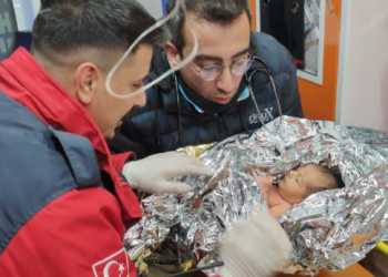 Rescatan a un bebé de diez días tras 90 horas bajo los escombros