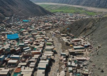 Perú busca a desaparecidos tras paso de aludes por lluvias