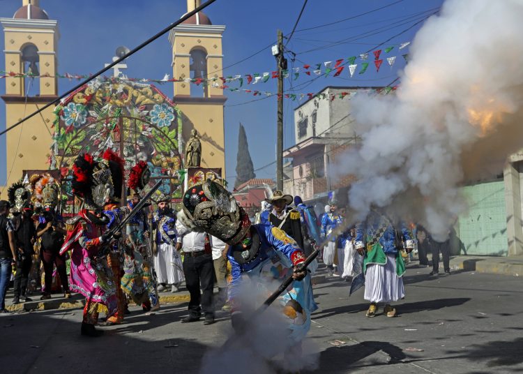 MEX6675. HUEJOTZINGO (MÉXICO), 19/02/2023.- Artistas con trajes típicos participan en un tradicional carnaval, el 18 de febrero de 2023 en el municipio de Huejotzingo, estado de Puebla (México). El Carnaval de Huejotzingo, ciudad del estado de Puebla, centro de México, vive durante cuatro días la alegría, el estruendo y los colores de las fiestas paganas donde se presentan danzas a ritmo de banda, quema de pólvora y detonaciones, en una tradición que marca el calendario católico. EFE/Hilda Ríos