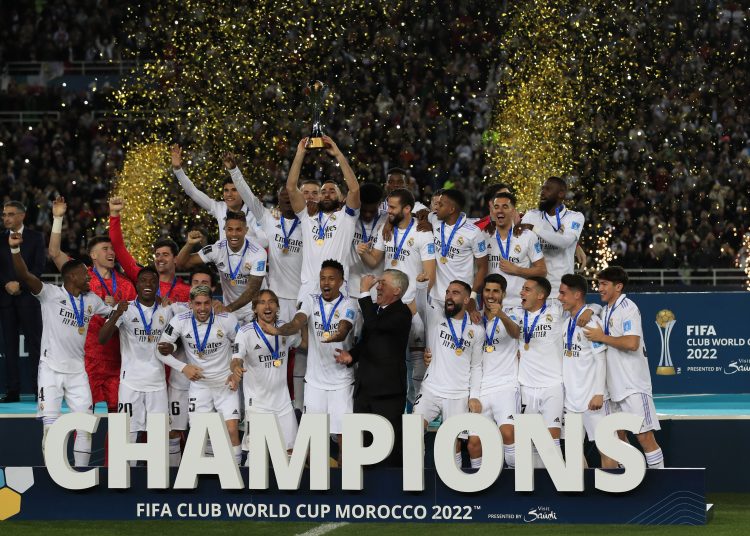 RABAT (MARRUECOS), 11/02/2023.- Los jugadores del Real Madrid celebran la victoria con el trofeo tras la final del Mundial de Clubes que Real Madrid y Al Hilal disputaron este sábado en el estadio Príncipe Moulay Abdellah, en Rabat. EFE/Julio Muñoz