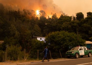 Chile pide ayuda internacional para contener ola de incendios