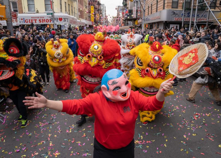 AME4112. NUEVA YORK (ESTADOS UNIDOS), 12/02/2023.- Grupos culturales bailan durante la celebración del Año Nuevo Lunar en el barrio neoyorquino Chinatown hoy en Nueva York (EE.UU.). Miles de personas se dieron cita este domingo en Nueva York para cerrar los festejos del Año Nuevo Lunar con un gran desfile a través del popular barrio neoyorquino de Chinatown. EFE/Ángel Colmenares