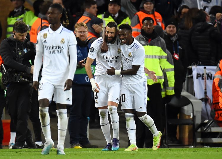 Liverpool (United Kingdom), 21/02/2023.- Karim Benzema (C) of Real Madrid celebrates with teammate Vinicius Junior (R) after scoring their 5th goal during the UEFA Champions League, Round of 16, 1st leg match between Liverpool FC and Real Madrid in Liverpool, Britain, 21 February 2023. (Liga de Campeones, Reino Unido) EFE/EPA/Peter Powell