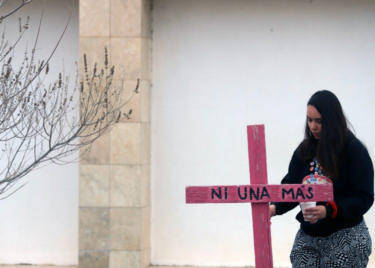 MEX7439. CIUDAD JUÁREZ (MÉXICO), 25/02/2023.- Activistas y madres de víctimas de feminicidios realizan una pinta de cruces y pega de pesquisas en el Memorial Campo Algodonero hoy, en Ciudad Juárez, Chihuahua (México). Madres de mujeres desaparecidas y miembros de diferentes colectivos feministas, acudieron al "Memorial del Campo Algodonero, en la fronteriza Ciudad Juárez, donde pintaron cruces color de rosa con la leyenda "Ni una más " y pegaron pesquisas de sus hijas, ante la ola de feminicidios que aqueja a la urbe. EFE/ Luis Torres