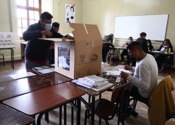 Cierran las mesas de votación en unos comicios sin incidentes en Ecuador