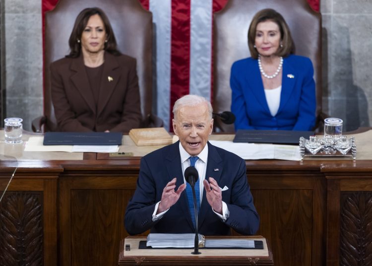 EA3290. WASHINGTON (ESTADOS UNIDOS), 06/02/2023.- Fotografía de archivo fechada el 1 de marzo de 2022 que muestra al presidente de los Estados Unidos, Joe Biden, mientras pronuncia su primer discurso sobre el estado de la Unión, en la sede del Capitolio en Washington (EE.UU.). Escribir el discurso del estado de la Unión, el más importante del año en la política estadounidense, no es una tarea fácil sino un proceso complejo que dura meses, en el que los mensajes se reescriben una y otra vez, y que culmina con el presidente dando cuentas ante el Congreso en un evento rodeado de mística. EFE/ Jim Lo Scalzo/POOL