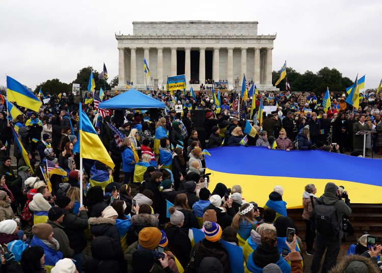 Washington (United States), 25/02/2023.- People take part in a rally to mark the first anniversary of the Russian invasion of Ukraine, at the Lincoln Memorial in Washington, DC, USA, 25 February 2023. Russian troops entered Ukrainian territory on 24 February 2022, starting a conflict that has provoked destruction and a humanitarian crisis. One year on, fighting continues in many parts of the country. (Rusia, Ucrania, Estados Unidos) EFE/EPA/WILL OLIVER