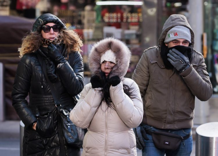 New York (United States), 03/02/2023.- People brace themselves against a cold wind as they walk through Times Square in New York, New York, USA, 03 February 2023. According to the National Weather Service, a cold airmass moving into the region is expected to drop the temperature dangerously low overnight. (Estados Unidos, Nueva York) EFE/EPA/JUSTIN LANE