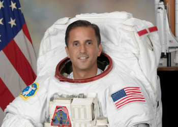 Por primera vez, la NASA nombra a un hispano jefe de astronautas