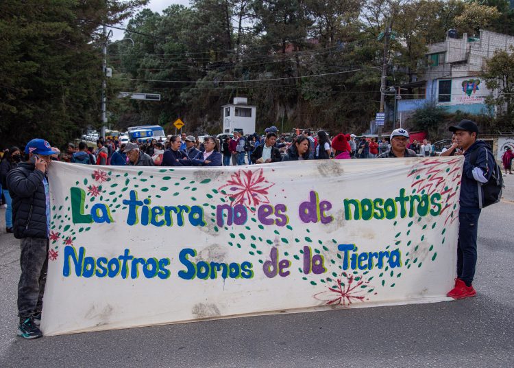 MEX5684. SAN CRISTOBAL DE LAS CASAS (MÉXICO), 05/02/2023.- Indígenas y activistas marchan en una peregrinación en defensa de los humedales, hoy, en San Cristóbal de las Casas, Chiapas (México). En medio de la crisis hídrica nacional, pobladores y activistas del sur de México marcharon este domingo para que el Gobierno proteja los ecosistemas de agua en el marco del Día Mundial de los Humedales. EFE/Carlos López