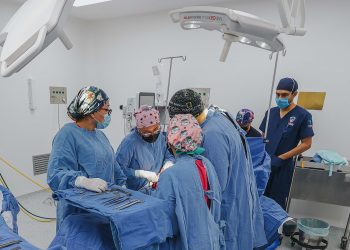 Médicos del IMSS Chiapas retiran tumor uterino del tamaño de un balón de futbol soccer