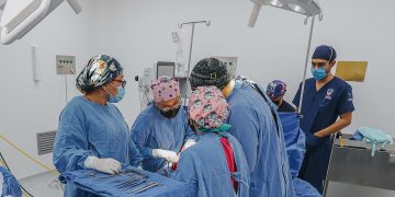 Médicos del IMSS Chiapas retiran tumor uterino del tamaño de un balón de futbol soccer